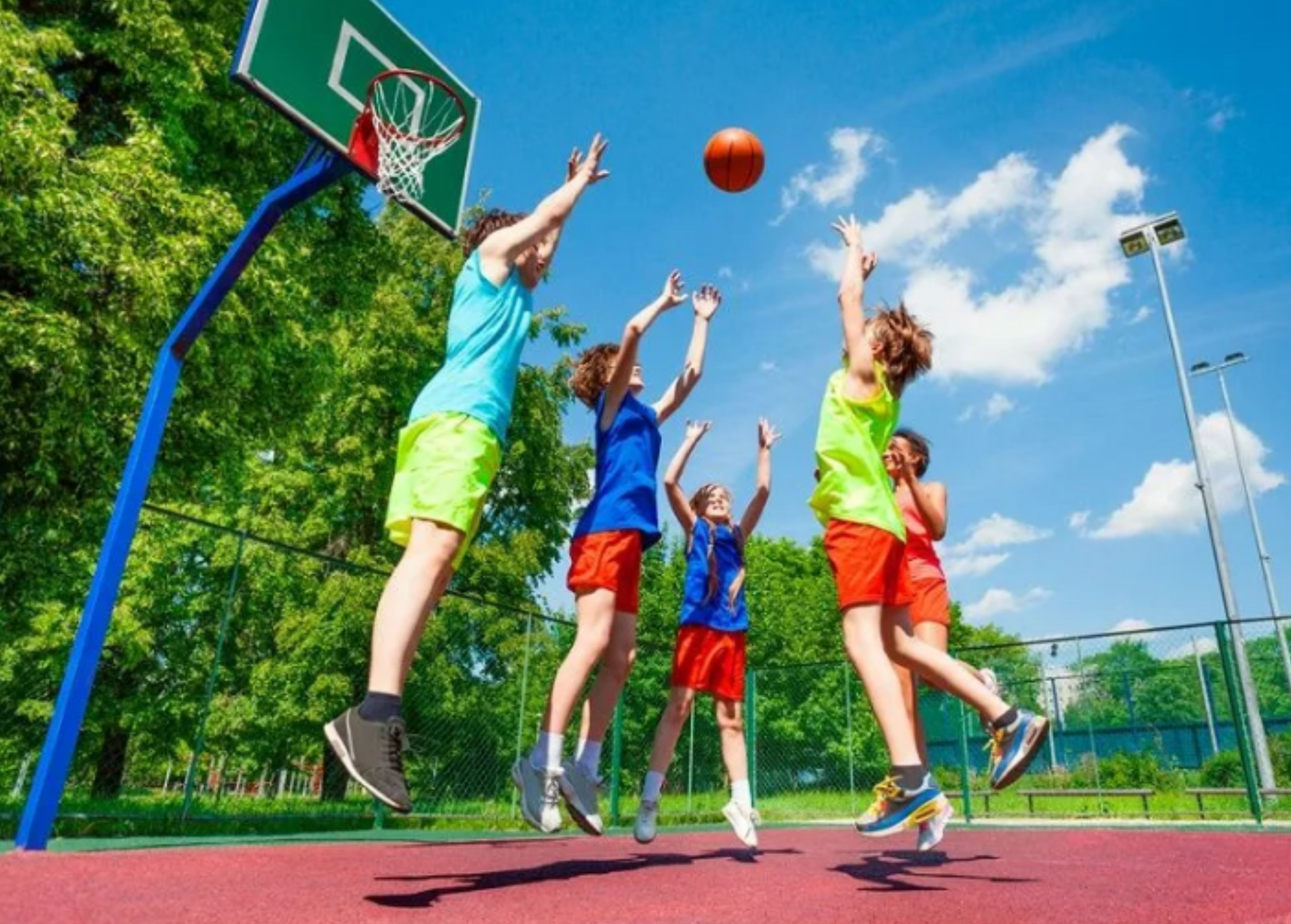 Игры летом в школе. Спортивные дети. Детский спорт. Баскетбол дети. Спортивные игры.